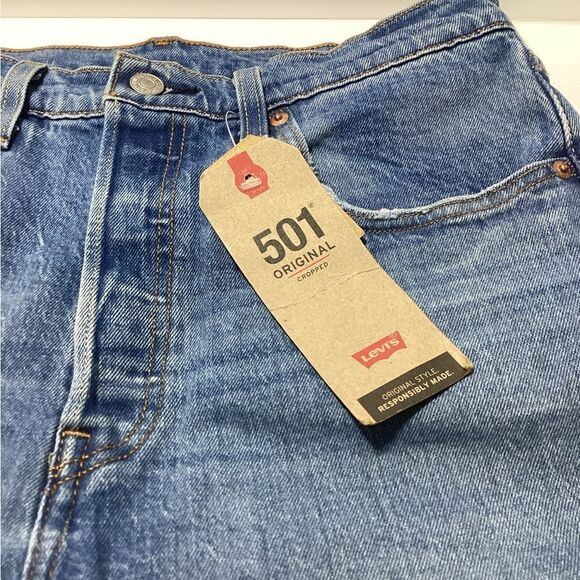 Levi’s NWT Cropped Distressed Light Wash Button Fly Jeans 30x26 - Picture 5 of 9
